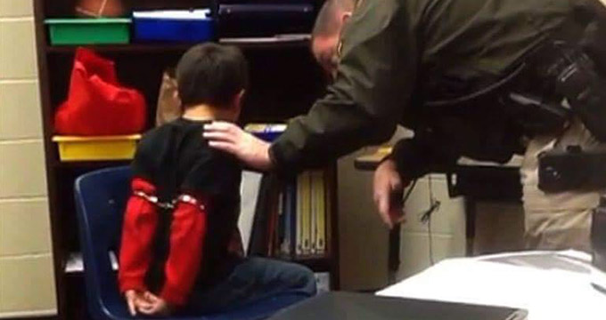 بچه 5 ساله را دستبند می زنند، حقوق بشر آمریکا این است